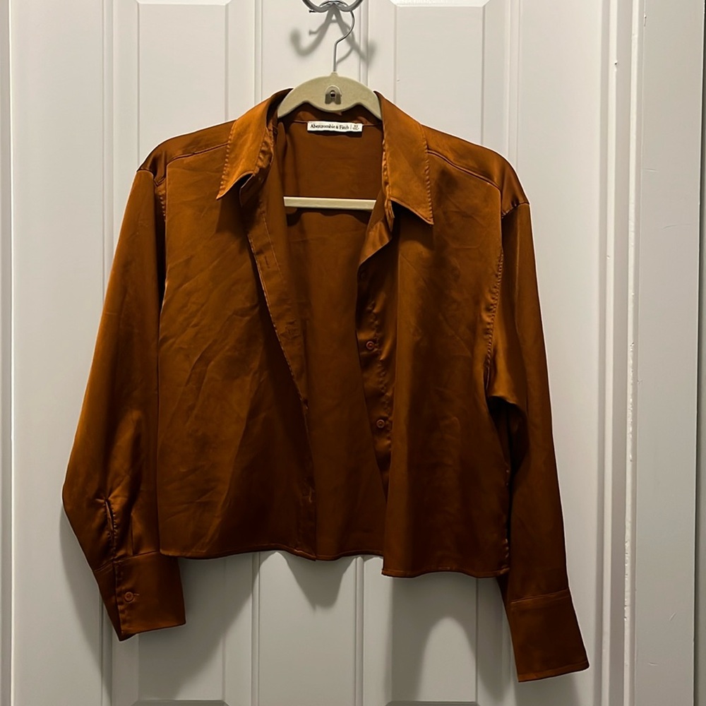 Bronze crop blouse, super cute.